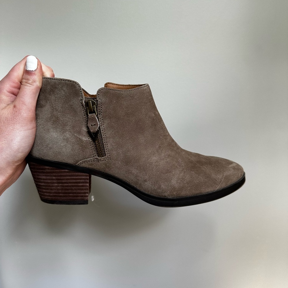 Size 9 vionic booties. Great condition
